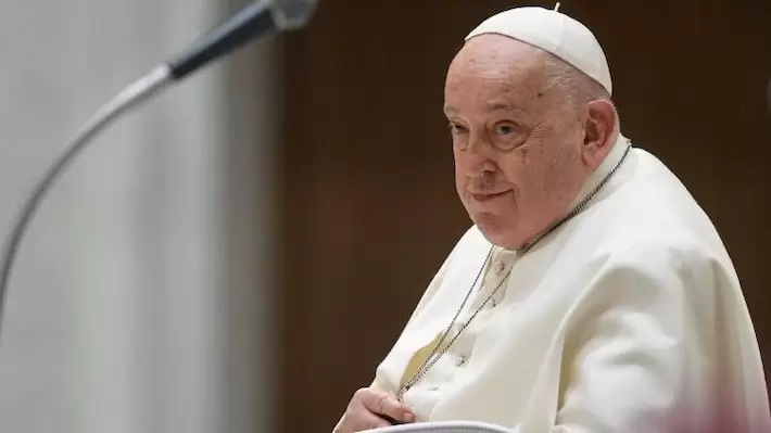 Papa Francisco apresenta leve melhora, mas estado de saúde permanece crítico